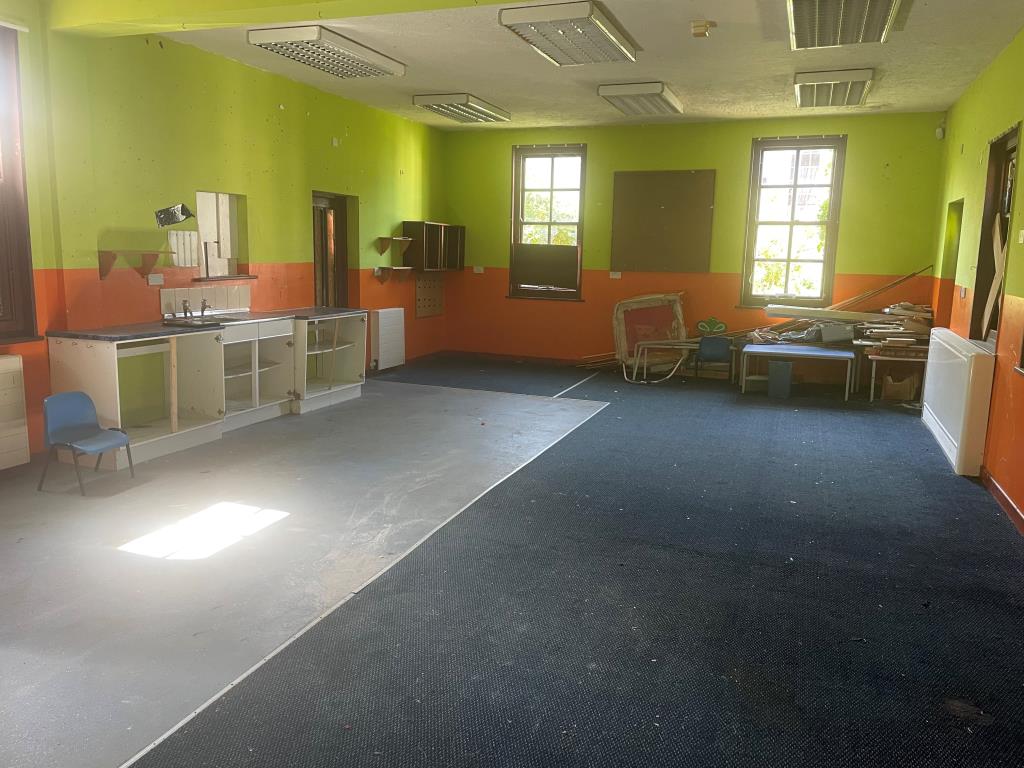 Lot: 43 - FORMER NURSERY BUILDING WITH POTENTIAL -